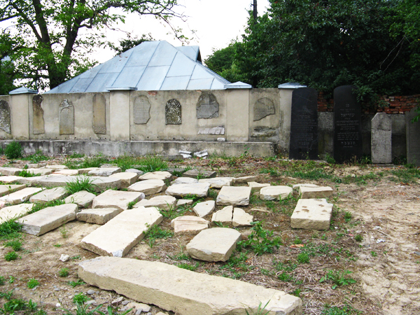 Старое еврейское кладбище в Мукачево.